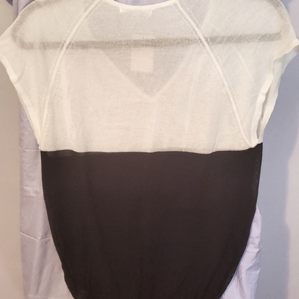 UNIQLO Original Viscose B&W Blouse, Size S, NWT - Picture 5 of 7